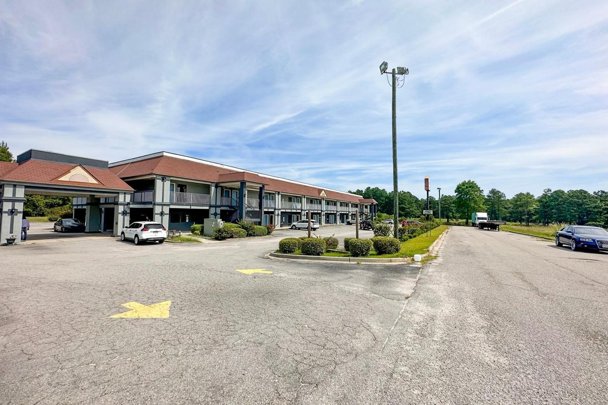 Executive Inn By Oyo Ridgeway I-77 Exterior photo